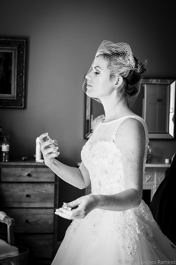 the bride and perfume, York blanck and white wedding photography