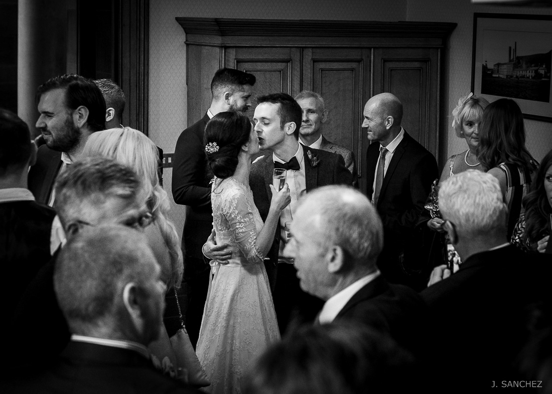 wedding photography, the kiss