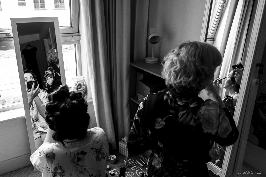 The bride and her sister getting ready